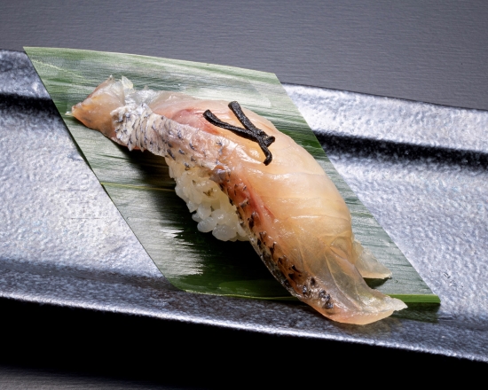 板前寿司 江戸前黒むつ昆布〆 Black Gnomefish with marinated kelp