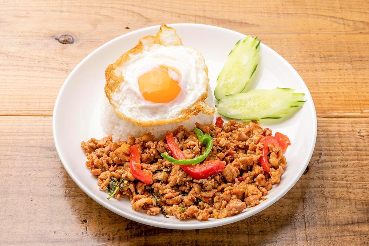 バンコックポニー食堂 กระเพรา ガパオライス Spicy Minced Chicken ＆ Holy Basil Stir-Fry on Rice