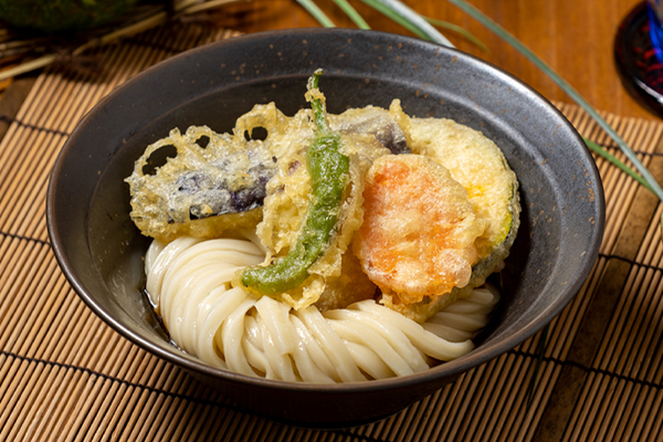 山下本気うどん 野菜天ぶっかけうどん Cold udon with vegetable tempura