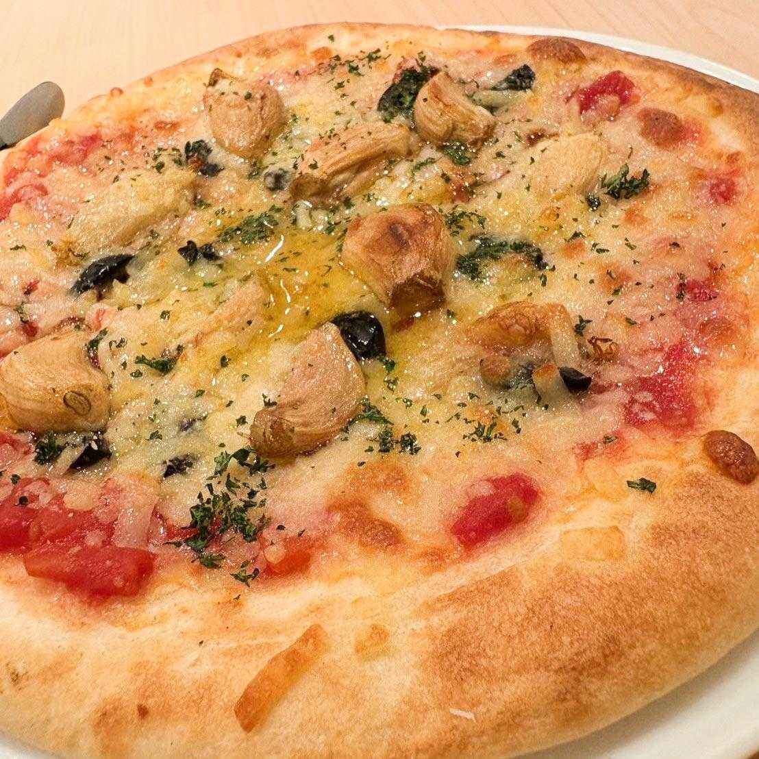 サラミとガーリックのピザ