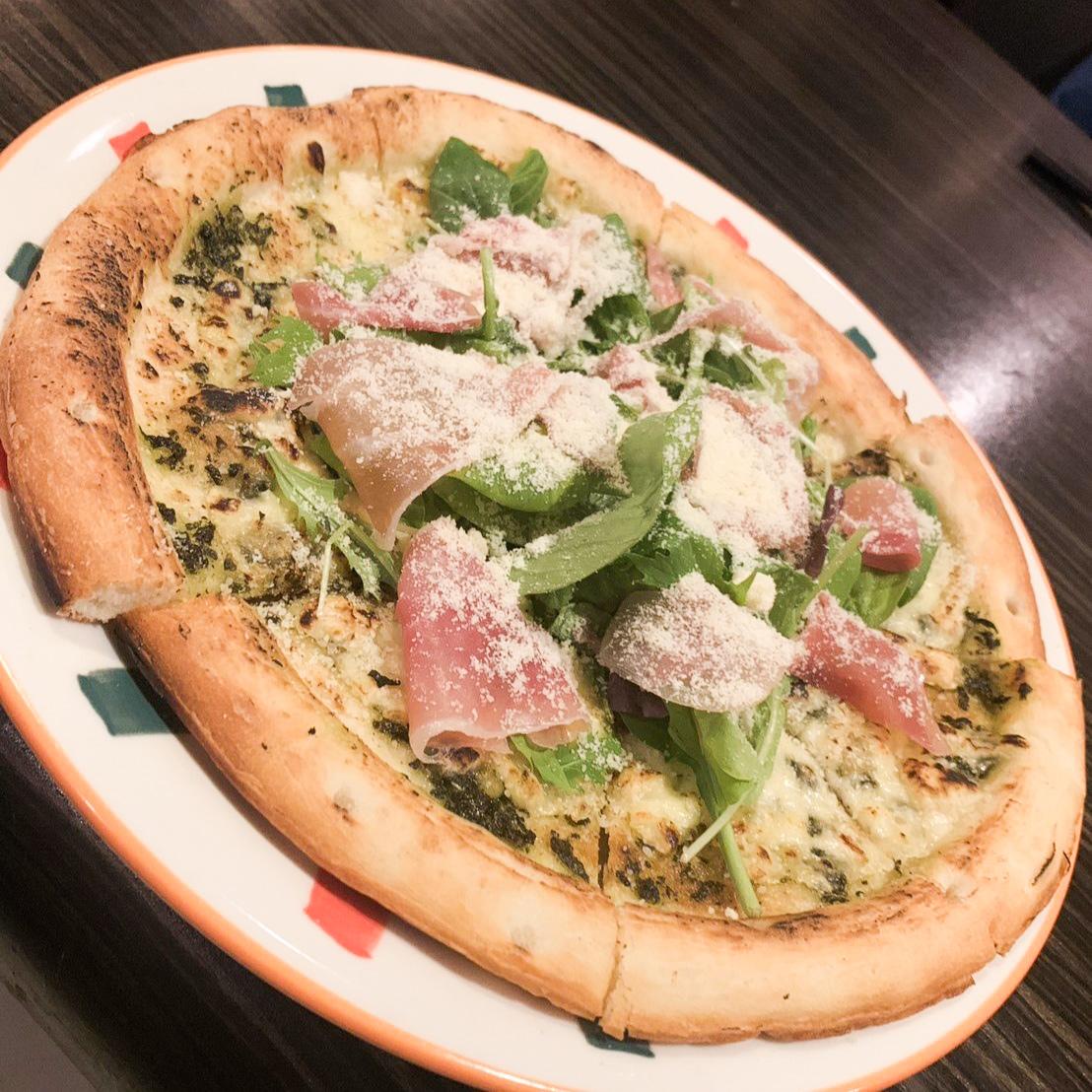 生ハムとサラダのバジルピザ