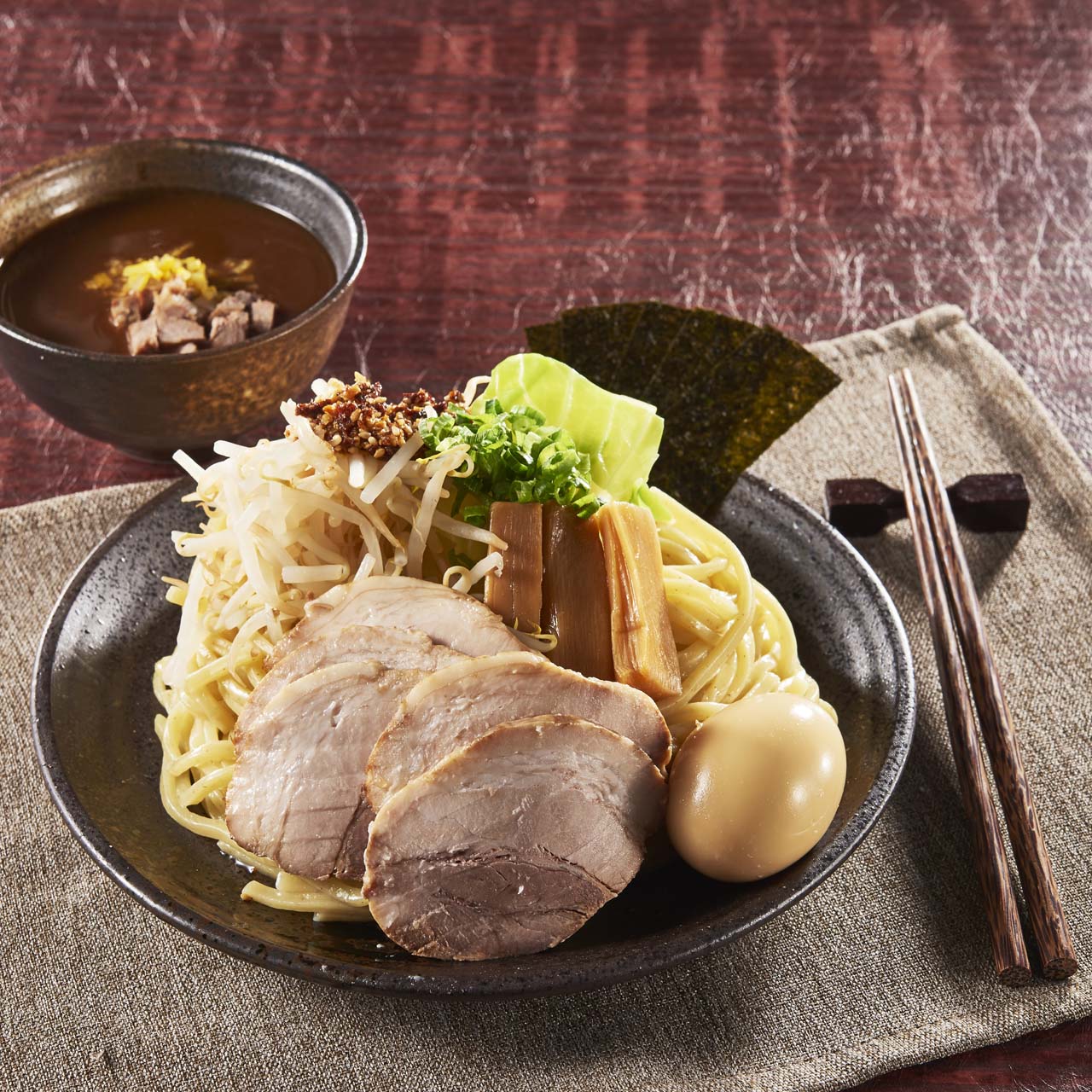 麺800g！！魚介豚骨の極太つけ麺【チャーシュー5枚・味玉】