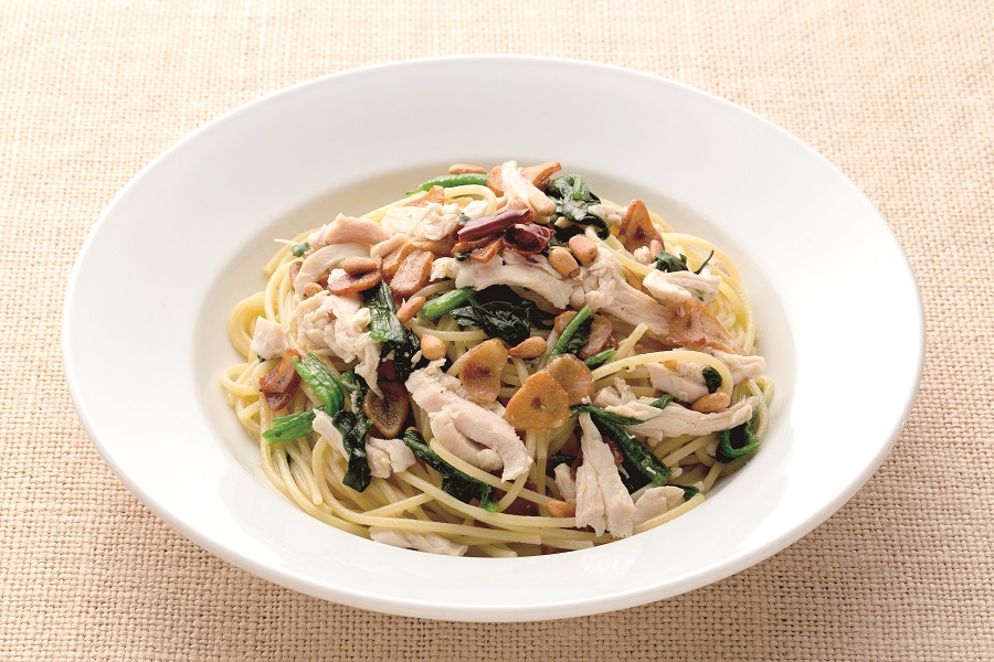 カプリチョーザ 蒸し鶏とほうれん草の松の実のペペロンチーニ