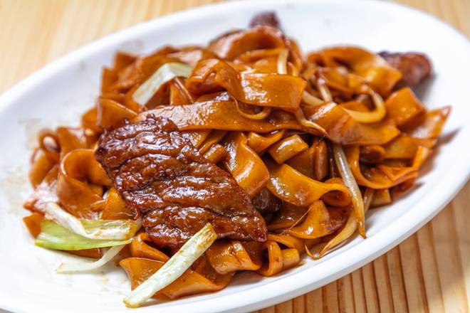 香港飲茶 402. 黒醤油香る！牛肉と野菜の炒めライスヌードル