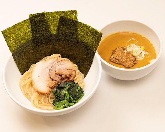 トクベツ。 魚介豚骨つけ麵(薬味ネギ、のり3枚、豚叉焼1枚、ほうれん草)