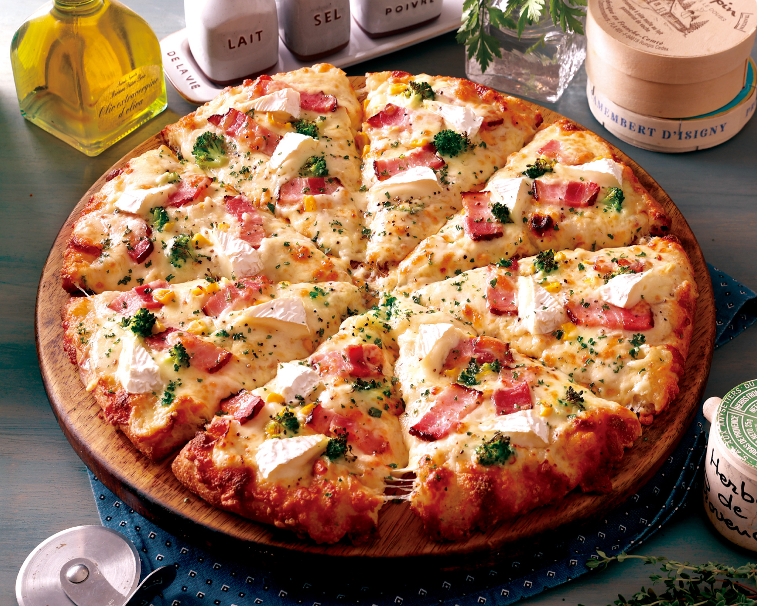 熟成ベーコンと北海道カマンベールのクリーミーピザ