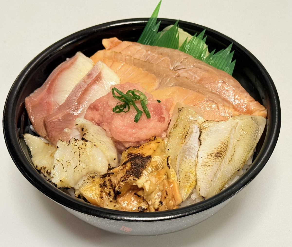 魚丼 炙り三昧ブリたたき丼