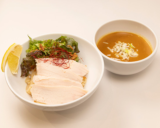 トクベツ。 鶏叉焼ましベジポタ鶏白湯つけ麵(薬味ネギ、レモン、鶏叉焼4枚、サニーレタス、フライドオニオン、糸唐辛子)