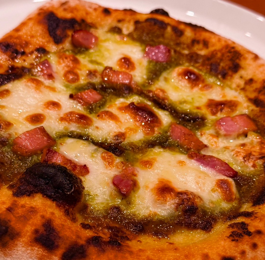 ベーコンとモッツァレラのジェノベーゼピッツァ