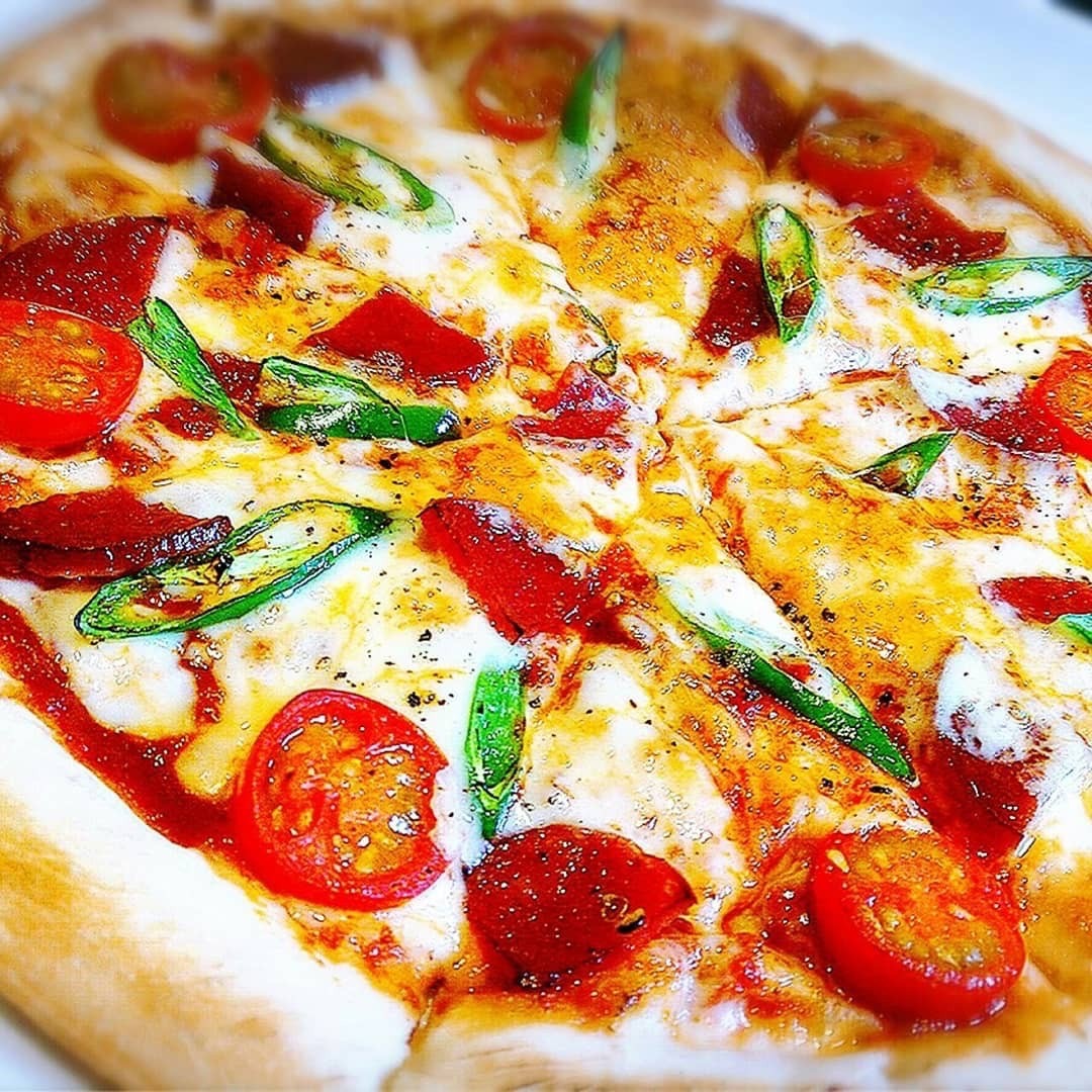 青唐辛子とサラミのピザ