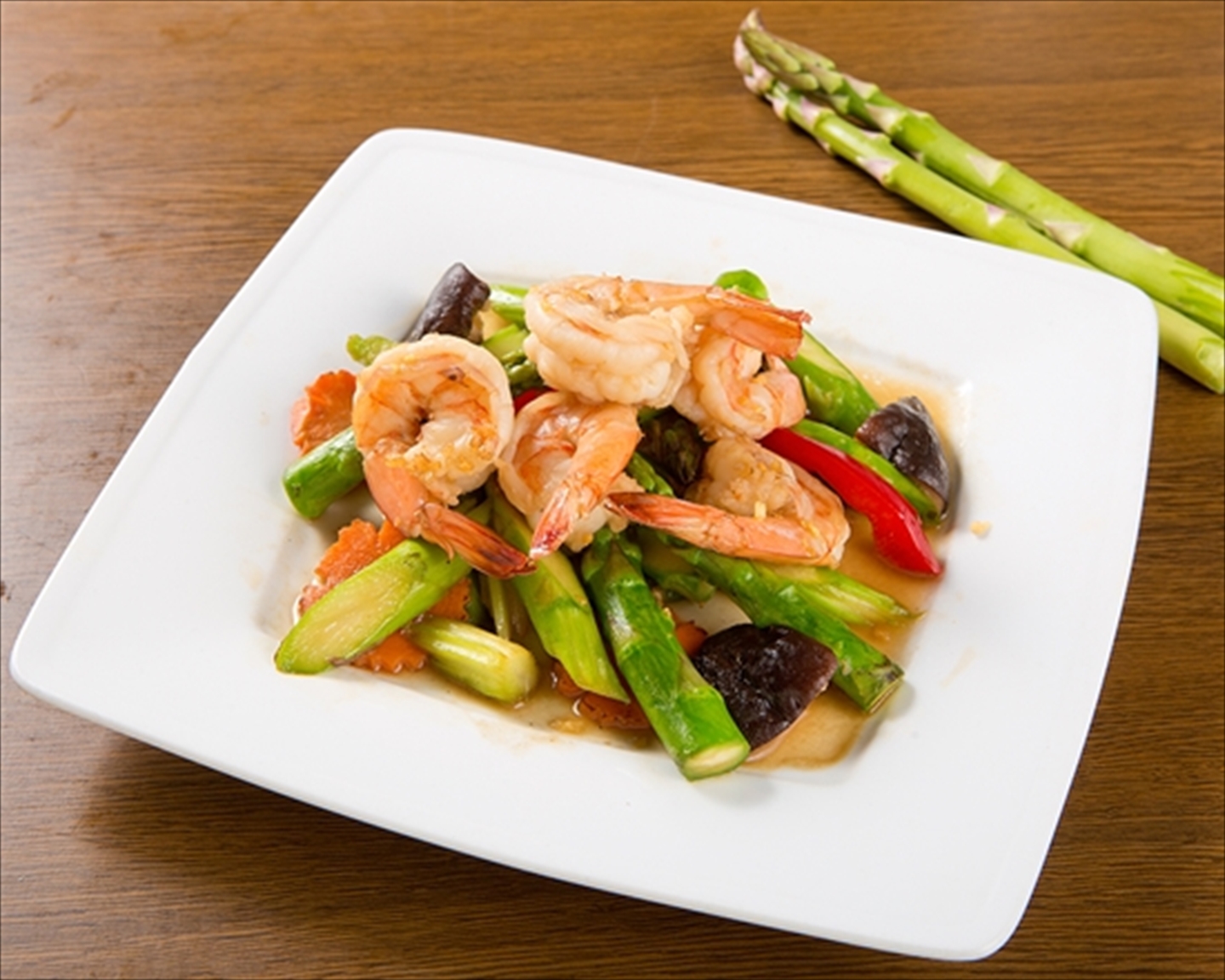 アジアンダイニングバー SAPANA(サパナ) エビとアスパラのさっぱり炒め Stir-fried shrimp and asparagus