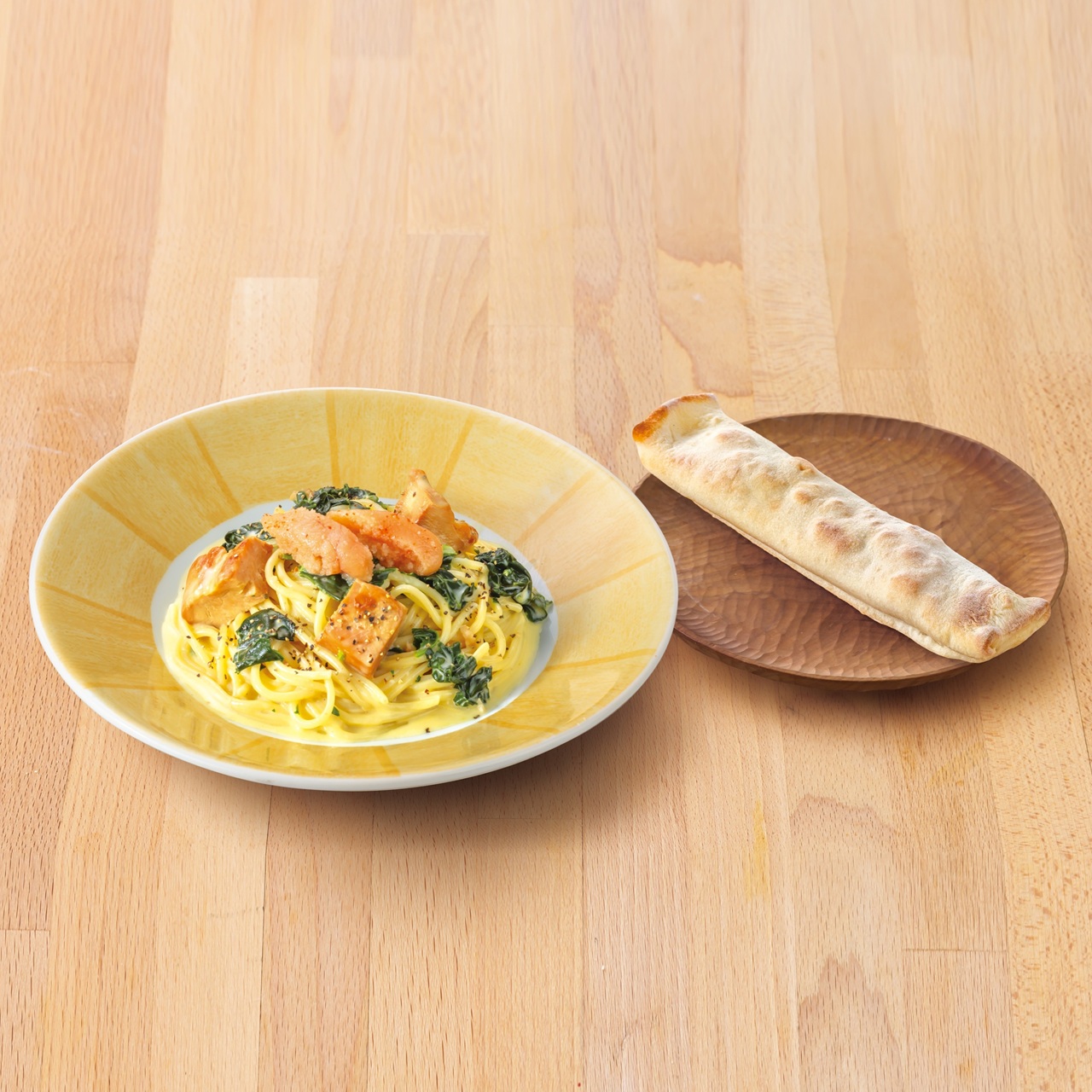 はかた地どりと熟成明太子のクリームパスタ<ベーコンのトマトスティックピザ付き>