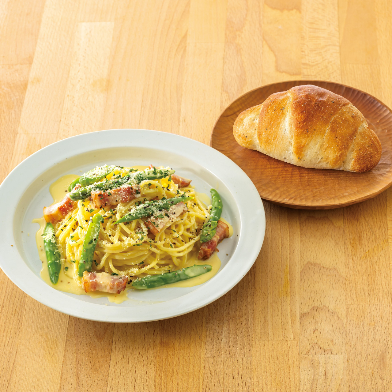 鎌倉パスタ 104.グリルベーコンとアスパラのクリームパスタ<名物バジルロール付き>