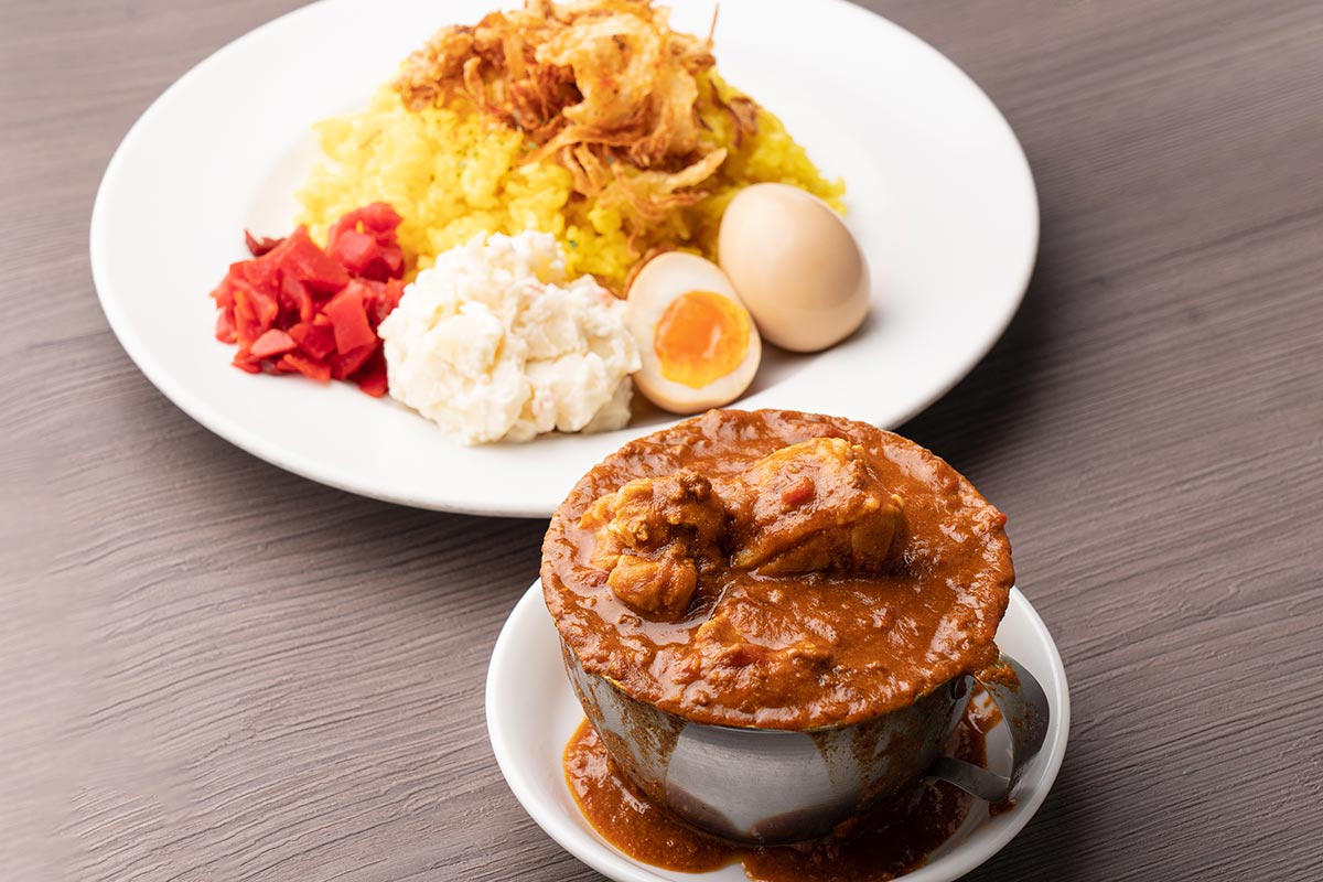 カレーは飲み物。 味玉のせ赤い鶏カレー