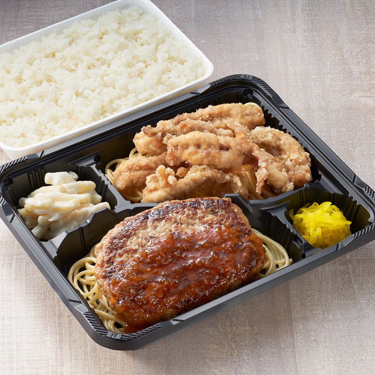 天津飯店 ハンバーグ＆せせり唐揚げ