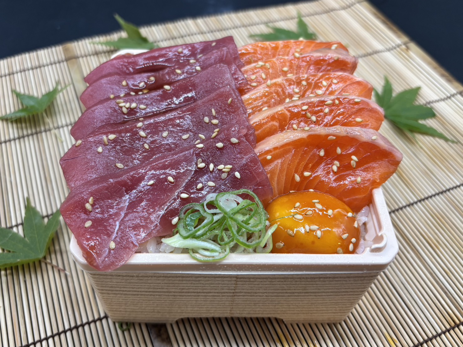 がんこ サーモンとマグロの熟成漬け丼 Marinated salmon and tuna rice bowl