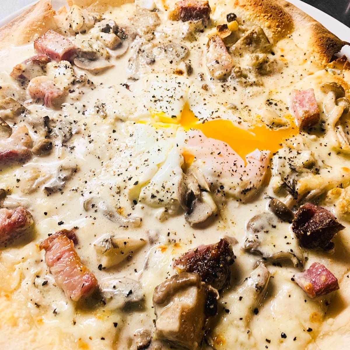 ポルチーニときのこのカルボナーラ ピッツア