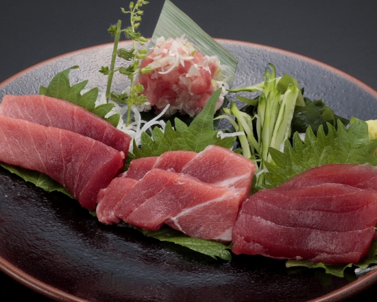 板前寿司 天然本まぐろ刺身盛り合わせ(1～2人前) Assorted Wild Bluefin Tuna Sashimi (1-2 servings)