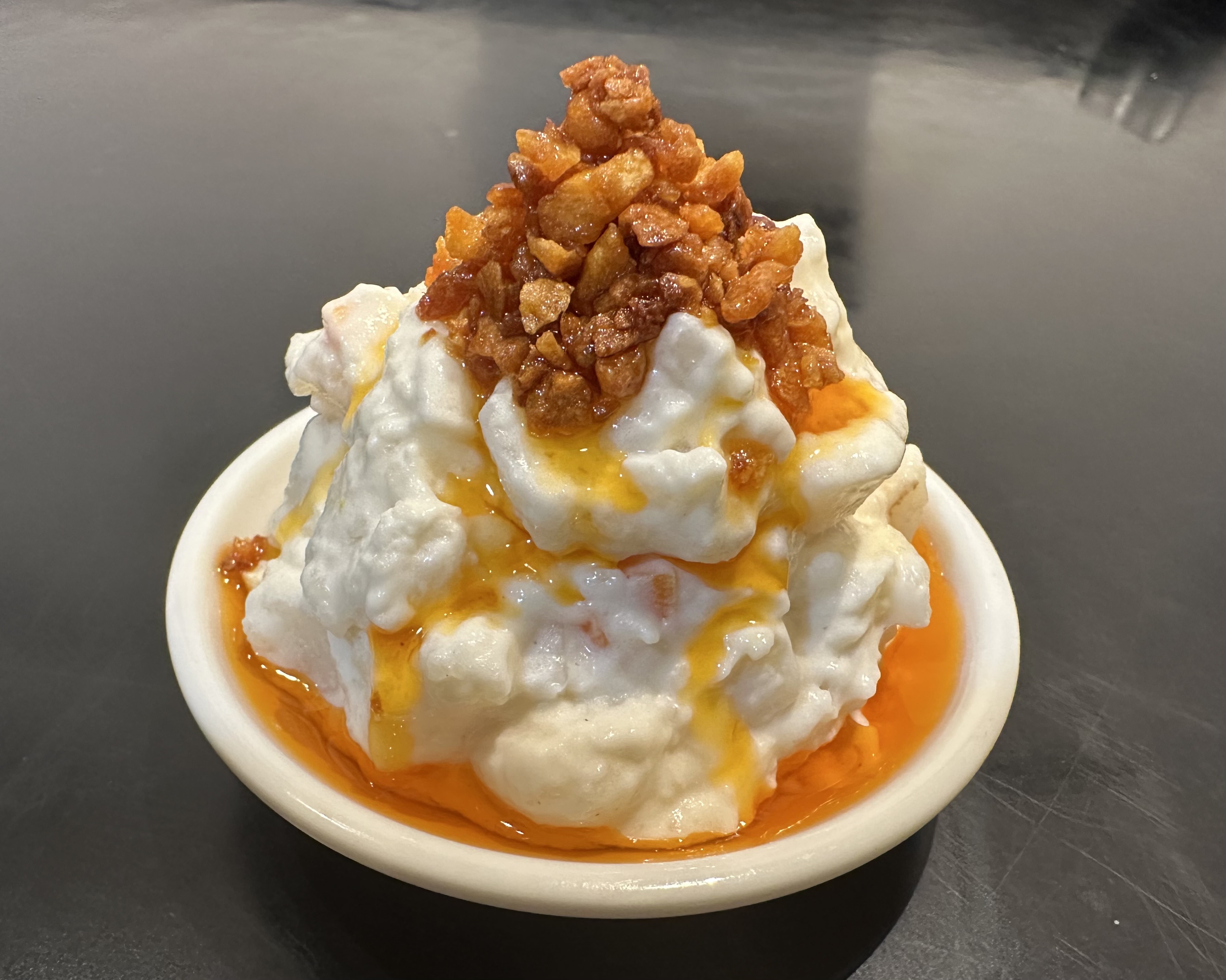 なぜ蕎麦にラー油を入れるのか。 相性抜群！自家製食べるニンニクラー油＆ポテトサラダ