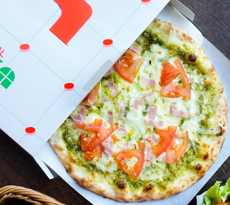 ベーコンとトマトのバジルピザ