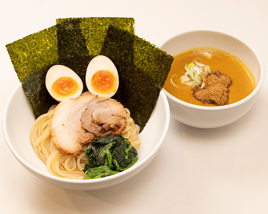 トクベツ。 味玉魚介豚骨つけ麵(薬味ネギ、のり3枚、豚叉焼1枚、ほうれん草、味玉)