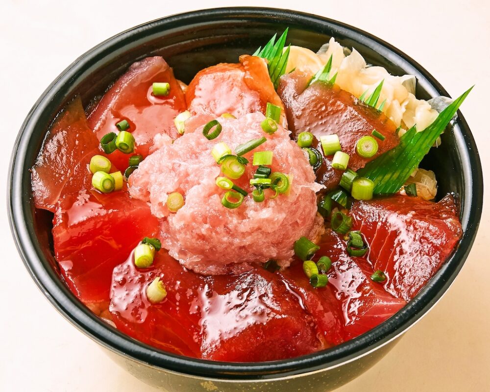 魚丼 漬けまぐろねぎとろ丼 (49) Pickled tuna and minced tuna with green onion bowl