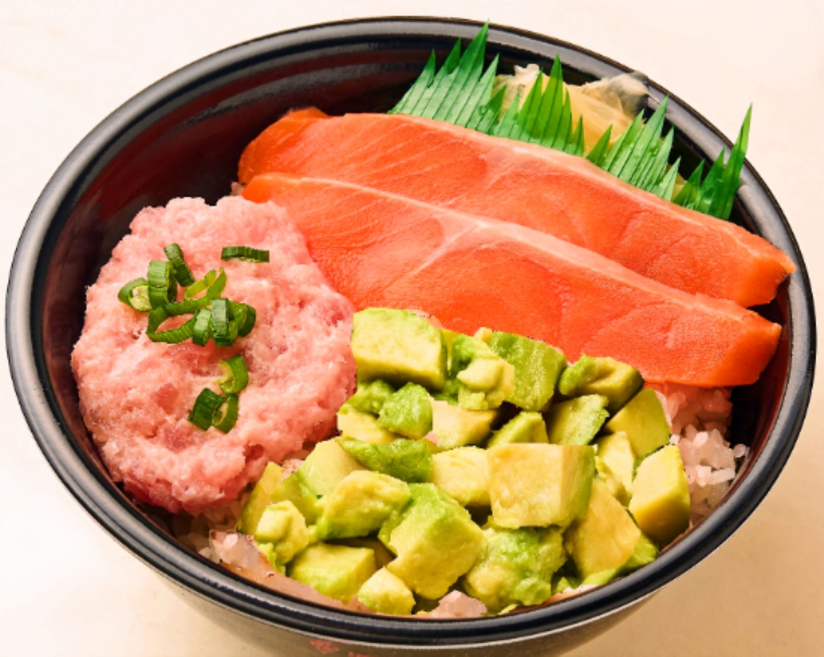 魚丼 サーモンねぎとろアボカド丼(95)