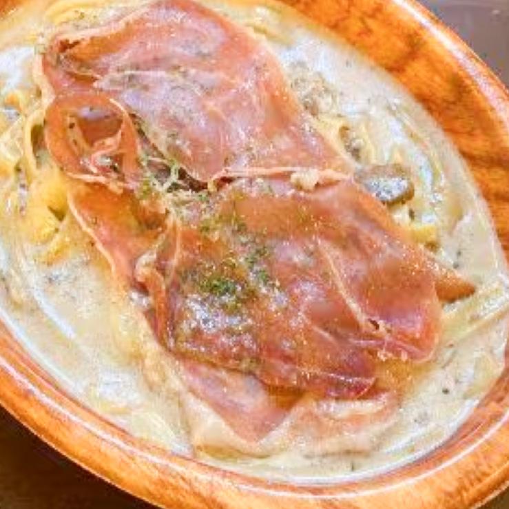 トラットリア シェ ラパン 人気！生ハムとポルチーニ茸のチーズクリームソース フェットチーネ